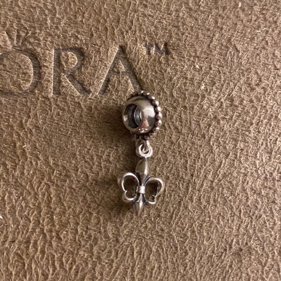 Pandora fleur-de-lis Retired Charm - Picture 2 of 3